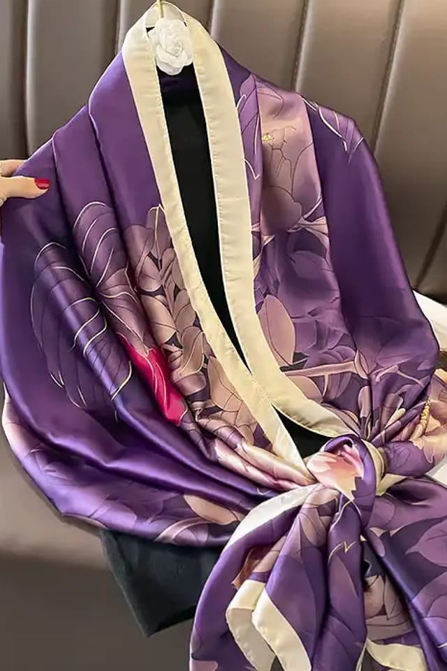 Esarfa de matase mov cu flori, Efyra
